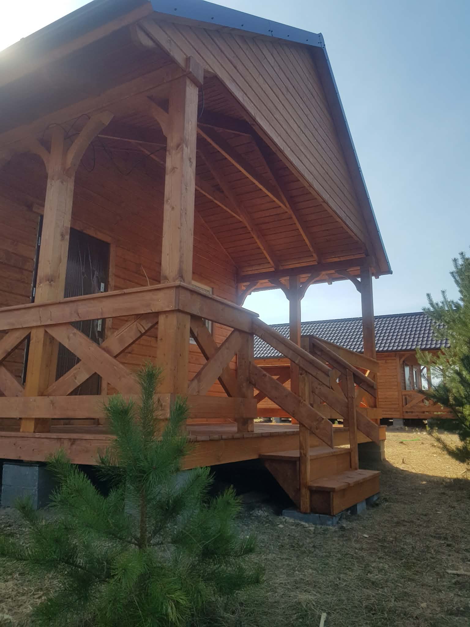 Domek z tarasem w otoczeniu lasu